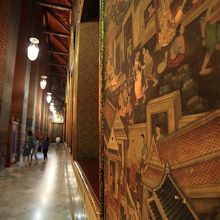 寝釈迦像のある境内の壁画装飾