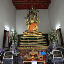 小さな本堂にある仏像