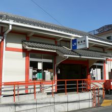 伏見稲荷大社鳥居の前にあるJR稲荷駅