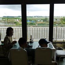 嘉手納飛行場を見ようと、窓側の席に陣取ります 