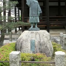 本法寺（ほんぽうじ）の「鍋かぶり日親」像