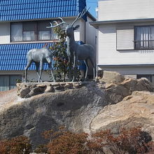 土台に島の形も模した、結構本格的な像です