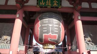 浅草に行ったら、雷門で写真を