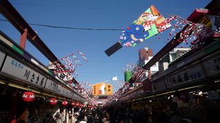 浅草の仲見世は、いつも賑わってます。