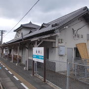 四国の瓦発祥地を象徴する美しい駅舎です