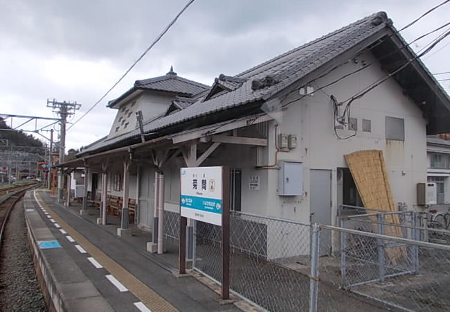 四国の瓦発祥地を象徴する美しい駅舎です