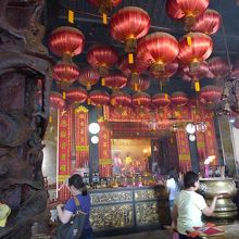 赤色の提灯が楽しい気分にさせます。