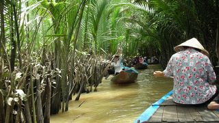 大きなメコン川を小さな船で渡るのは少しスリリング　