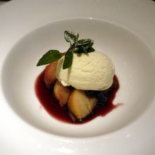 リンゴの赤ワイン風味 ミルクのジェラート添え