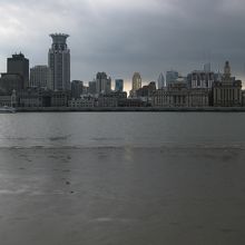 濱江花園から外灘を望む。