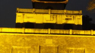 ライトアップされた南門を見ました