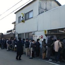 店から続く長蛇の列