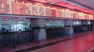 高速鉄道も開通しキップもコンピューター処理で発券、