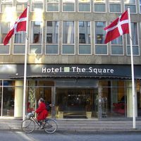 この入り口のほかに小さい入り口があります。