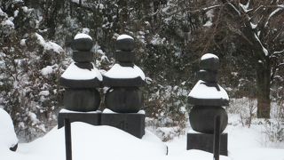 雪の中にひっそりと佇む曽我兄弟の墓