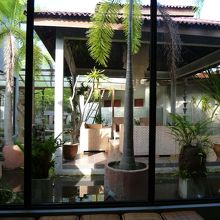 中庭を眺めながら足湯でスタート