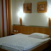 掛け布団はちょと薄め、暖房があるので寒いわけじゃないけど