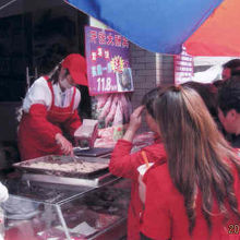 多くの人が焼き上がるのを待っています。