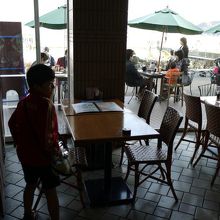 窓側のテーブル