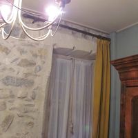 石積みがむき出しの部屋。家具も古い。窓も木製。雰囲気あります