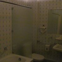 ちょっと暗いけど浴室。飾りタイルで清潔。