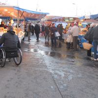 土曜の朝だと、目の前に市場が出現します。