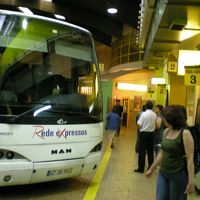 併設してバスターミナルあり。これはベンリ。