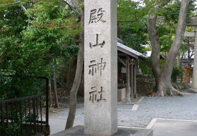 京阪電車 御殿山駅から東へ約500m、徒歩7分.で参拝できる御殿山神社(ごてんやまじんじゃ)