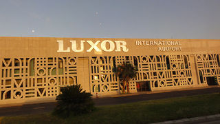 幾何学模様の建物。