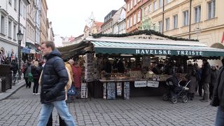 観光客向けおみやげ品もいっぱいの市場