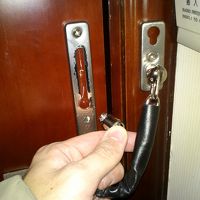 チェーンロックの方向がおかしい！鍵はICカード型です。