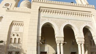 ドバイ一美しいモスクが非イスラム教徒も見学出来ます！