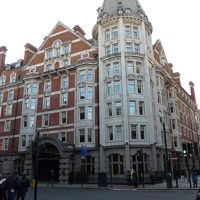 外観はロンドンらしいです。中は近代的です。