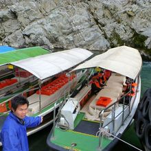 遊覧船です。中に炬燵布団が見えます。