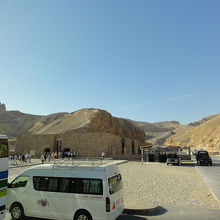 駐車場から王家の谷、入り口へ。