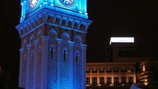 昼間も美しいビルだけど、週末にKLにいたらライトアップは必見♪