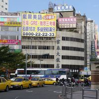 駅前から見るホテル全景