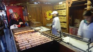 観光客でにぎわっている