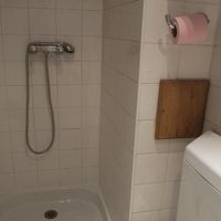 狭いです。シャワーのみです。