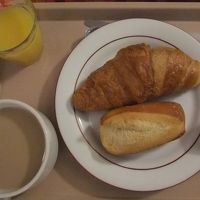 ココアとジュース、コーヒーがおかわり自由です。パン美味