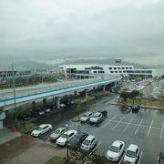 国内線ターミナルと国際線ターミナルは離れてます。