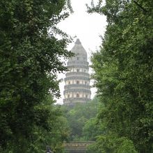 斜めに傾いて見える塔★中国版ピサの斜塔