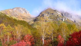 中の湯登山口から焼岳、紅葉は１０月