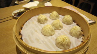 日本にも支店がある有名店。待ち時間がある人に。