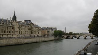 パリ　発祥の地と呼ばれるシテ島。