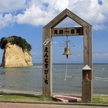 えんむすびーちで、カップルで鐘を鳴らすようです。