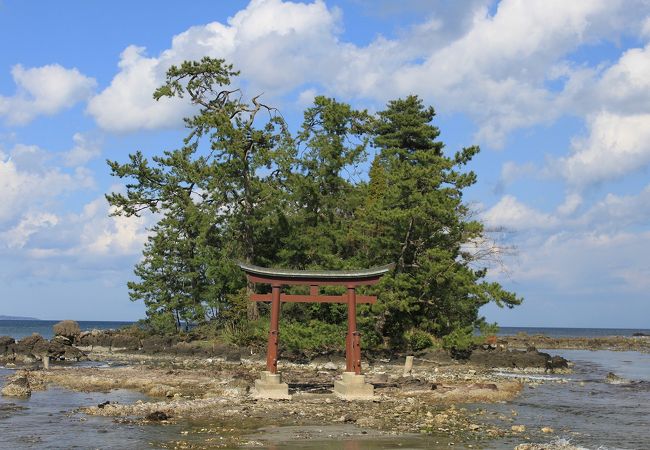 幸せの鐘のそばにある神社です