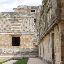 尼僧院に入って