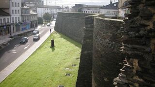 ローマ帝国時代の建造技術を今に伝える城壁