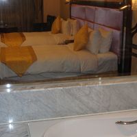 バスルームからベットルームが丸見え